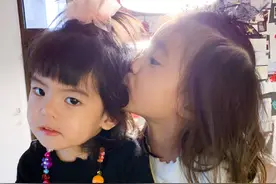 有种“姐姐”叫咘咘，和妹妹波妞合照时，咘咘的手永远护着妹妹图片