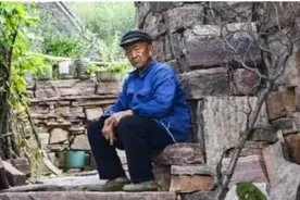 老农干农活时，发现70年前日军遗留木箱子，打开后直接吃了起来？图片