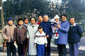 58岁女少将邓先群，与邓小平是同父异母兄妹，一生都在向大哥看齐图片
