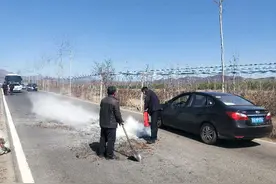 运干草的小货车浓烟滚滚，公交司机见义勇为助力灭火图片