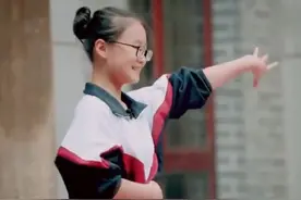 初二女生大秀拉丁舞，场面轰动，妈妈迎头泼了一盆冷水图片