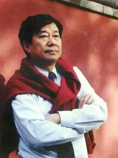 世界再吵闹，不过方寸之间，一条板凳的尺寸
