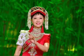 著名的彝族歌手除了吉克隽逸，还有这位年近60岁的美丽歌者图片