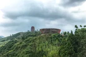 成都丹景台，可远眺四川第二大湖泊三岔湖，玻璃栈道最受游客欢迎图片