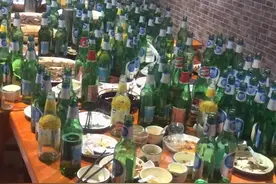 河南18名体育生聚餐连喝144瓶啤酒，老板直接看懵圈：头回遇到图片