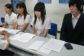 上海职场：一个男人坐在石头上，说一个成语！姑娘回答很有画面感图片