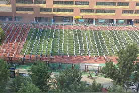 请大家在这几张学校做操的图片中找亮点！地点：南京某知名学校图片