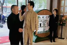 央视主持人任鲁豫回老家，身边只有领导作陪，路人反应非常冷淡？图片