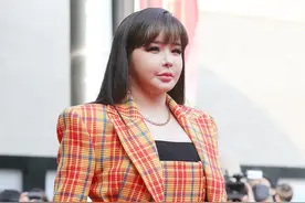 怎么回事？韩国女歌手亮相红毯，脸部发福显僵硬图片