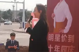 《我爱我家》关凌走穴商演，身材发福老太多，舞台简陋观众没几个图片