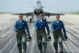 空军招收飞行员，男女不限！5项基本条件要求不高图片