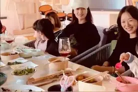 高圆圆带娃与江一燕聚会！2岁女儿坐妈妈怀里呆萌，迷你版赵又廷图片