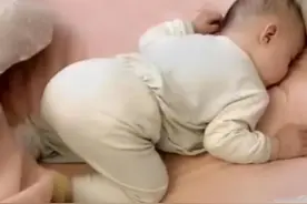 宝宝“趴睡”需要强行翻过来吗？其中大有学问，很多家长都做错了图片