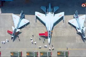 歼10战机有多大？把它和苏30放在一起比才明白，量级上的差距图片