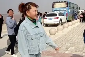 36岁乌兰图雅又发福？近照胖出大象腿，网友：上下身都一样粗了图片