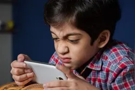 总是“出去疯”和“宅在家”的孩子，以后差距不小，家长别不在意图片