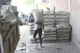 卖惨走红的水泥妹，现实中却开豪车住洋房，骗局被戳穿后结局可笑图片