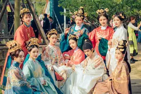 宫廷技师传人复刻乾隆60大寿如意，60000朵花雕刻一年图片