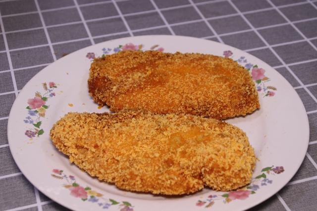 我家从来不买炸鸡排，自制爆浆鸡排吃着更过瘾，一口爆浆，爽歪歪