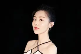 黄梦莹的鞋子打了马赛克？有种虚幻的感觉，时髦得让人看晕头图片