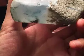 莫西砂玻璃种原石切开还会有棉吗？来看看成品的效果图片