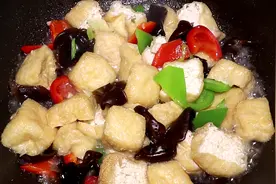 豆腐泡最下饭的做法，咸香入味，做法一看就会，1斤豆腐泡不够吃视频封面