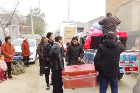 农村漂亮姑娘出嫁，陪送嫁妆拉了满满3大车，你们还有这习俗吗？视频封面