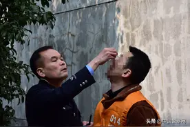 他是灰色高墙内的灵魂摆渡者，用13年“写”下这部《阿甘正传》！图片