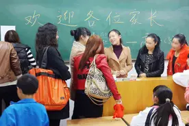 开家长会，这三类衣服父母别穿，老师不明说，但内心“讨厌得很”图片