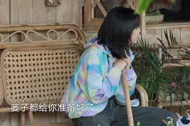张子枫跟着哥哥们下河捞河蚌，谁注意她穿的啥鞋？说不羡慕是假的图片