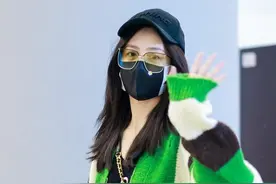 佟丽娅也走女团路线，短内搭配“乞丐毛衣”，破破烂烂却挺显嫩的图片