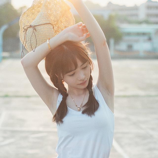雨纷纷旧故里草木深，我听闻你始终一个人