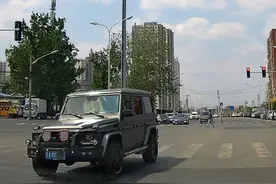奔驰大G逆行疾驰闯红灯，北京交警：已交朝阳支队核实处理图片