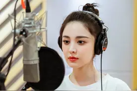 古力娜扎 丸子头甜美录制花絮图片图片