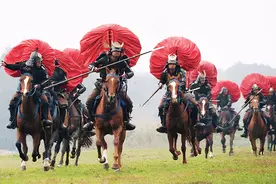 日本武士打仗时，为何总背一个大包袱？包袱里装的是啥图片