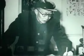 他右手病残，苦练左手，终成书法大家图片