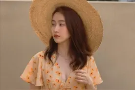 她是小黑魔仙“严莉莉”，现在29岁变化不大，穿连衣裙好美图片