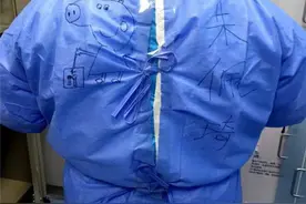 抗“疫”一线，战友为何在他防护服上画上“小猪佩奇”？图片