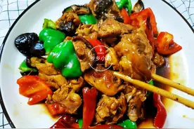 用2个鸡腿做黄焖鸡块，加入1种秘制调料后，比店里卖的都好吃图片