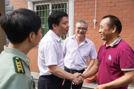 登门送喜报啦！看，龙文这位军人哥哥荣立二等功图片