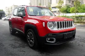 跌破10万的JEEP自由侠，标配四轮独悬，油耗仅6L，不应被冷落图片