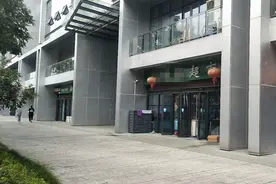 7岁女孩被隔壁超市老板店内猥亵，见有顾客进来仍不停手，近一年作案数十次，家属表示一审判三年半量刑太轻图片