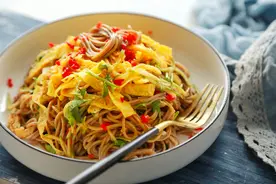 做凉面条，先放蒜泥就错了！难怪面条发坨，大厨：这样做才对图片