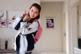 最嫩妈妈"走红，穿女儿校服秒变"校花"，网友：是心动呀图片