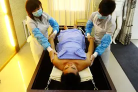 中国入殓师亲历故事：一对新人刚结束婚礼，又办起了葬礼图片