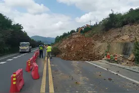 松从高速天柱收费站入口方向抢险施工图片