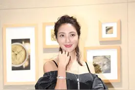 曹格老婆真会打扮，穿包臀裙人鱼身材抢眼，40岁身材玲珑无赘肉图片
