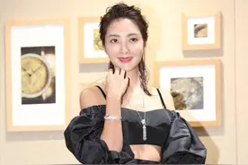 曹格老婆真会打扮，穿包臀裙人鱼身材抢眼，40岁身材玲珑无赘肉图片