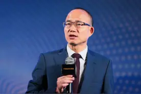 上海首富发家史，身价650个亿，娶美女主播图片
