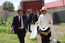 杨永华看望慰问老党员图片